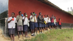 Skolelever som drikker yoghurt på åpningsdagen for prosjektet 16. juli 2012