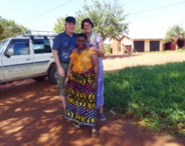 Sigrid og Erling med søster av Zabron Nziku foran barnehjemmet på Kingoilwira i utkanten av Morogoro, et annet av prosjektene Mgetas venner er med på å utvikle