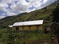 Internatet i Bunduki med toaletter i bygning til venstre, kjøkken til høyre.