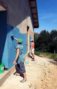 Drude og Dina fra Søre Skogen maler siste veggen på internatet ved Tchenzema ungdomsskole før åpningen i februar 2019