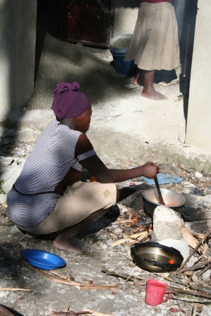 Happy lager mat på bål mellom tre steiner i desember 2014 til ungdommene som var med å bygge internatet i Luale